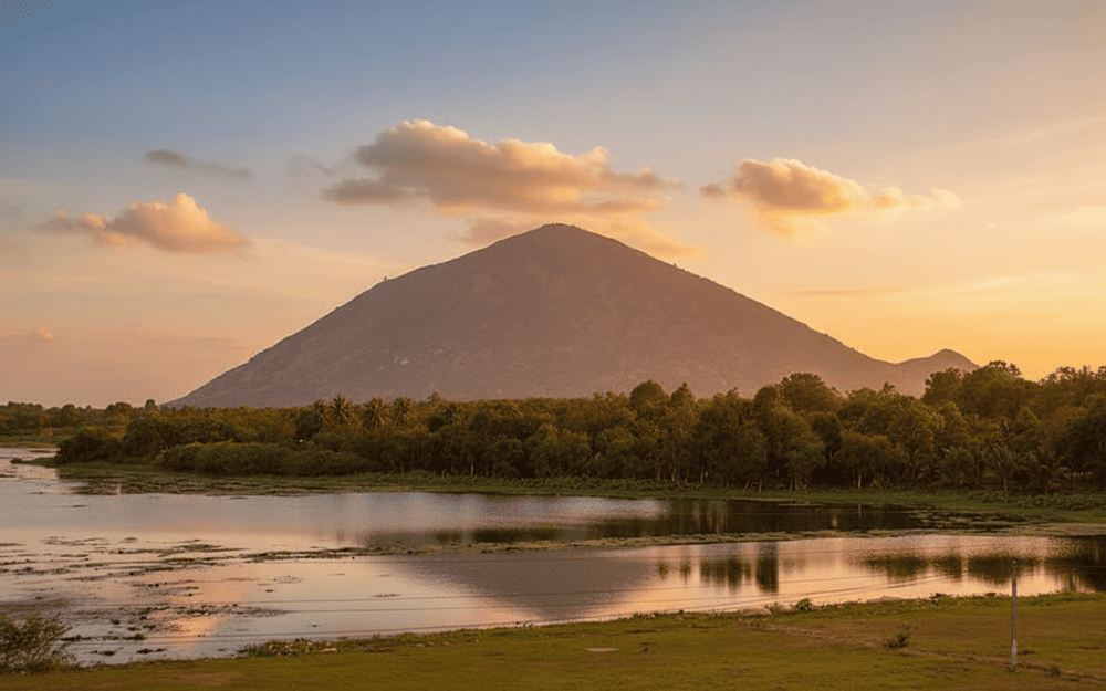 Hồ Núi Đá, còn gọi là hồ Mây Núi, sở hữu vẻ đẹp tựa tranh vẽ với mặt nước phẳng lặng như tờ